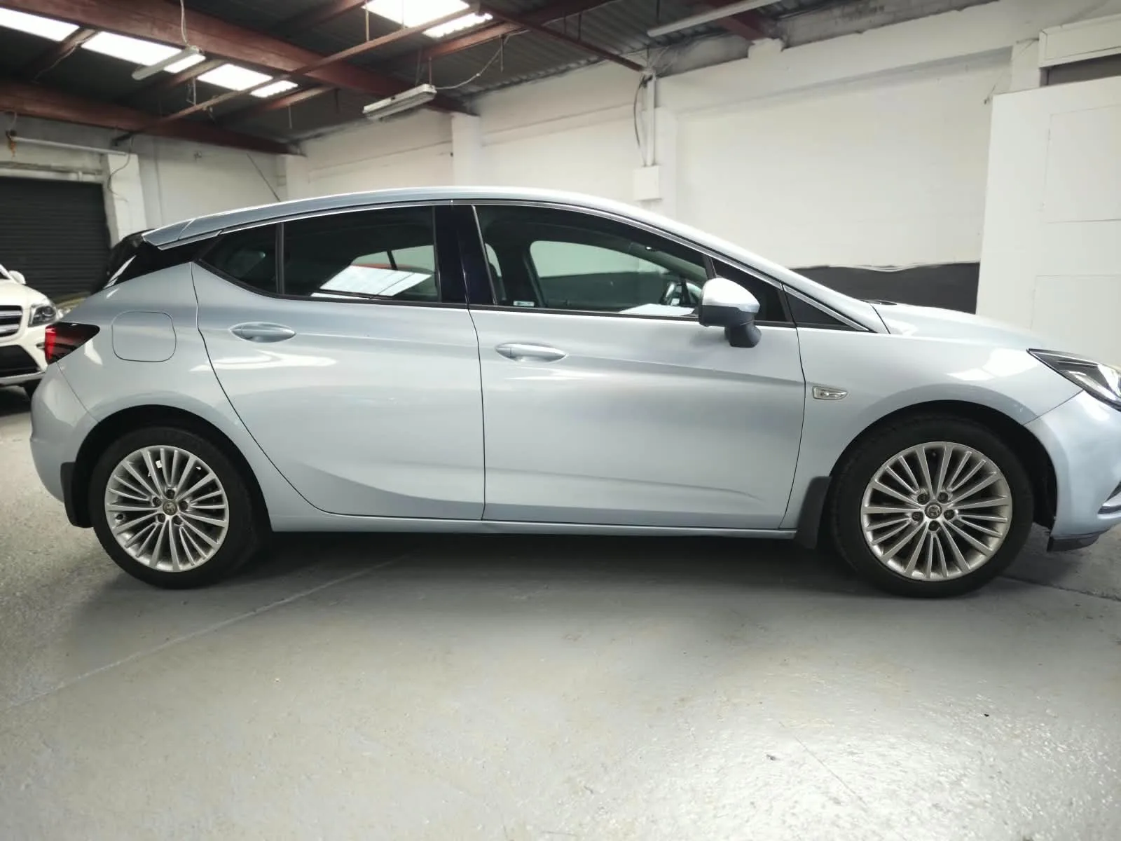 2017 Vauxhall Astra 1.6 CDTi BlueInjection Elite photo 4