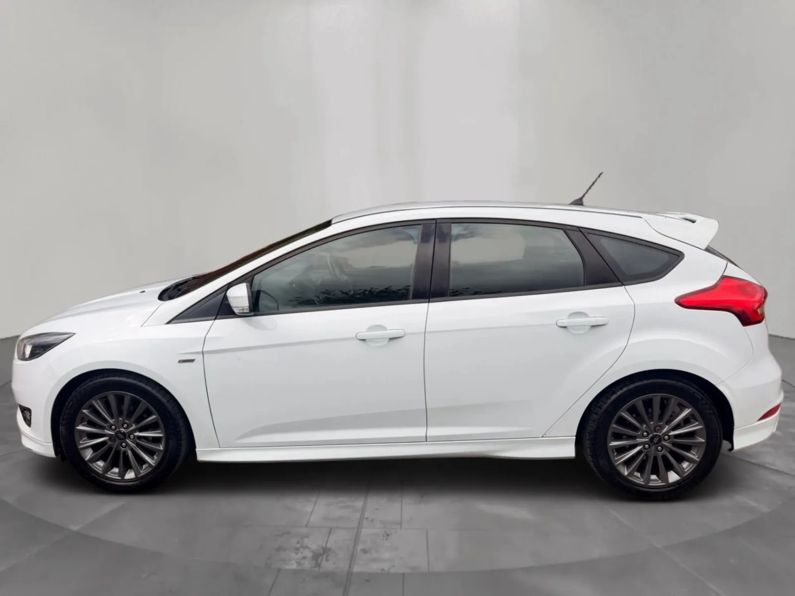 2017 Ford Focus 1.0T EcoBoost ST-Line photo 5