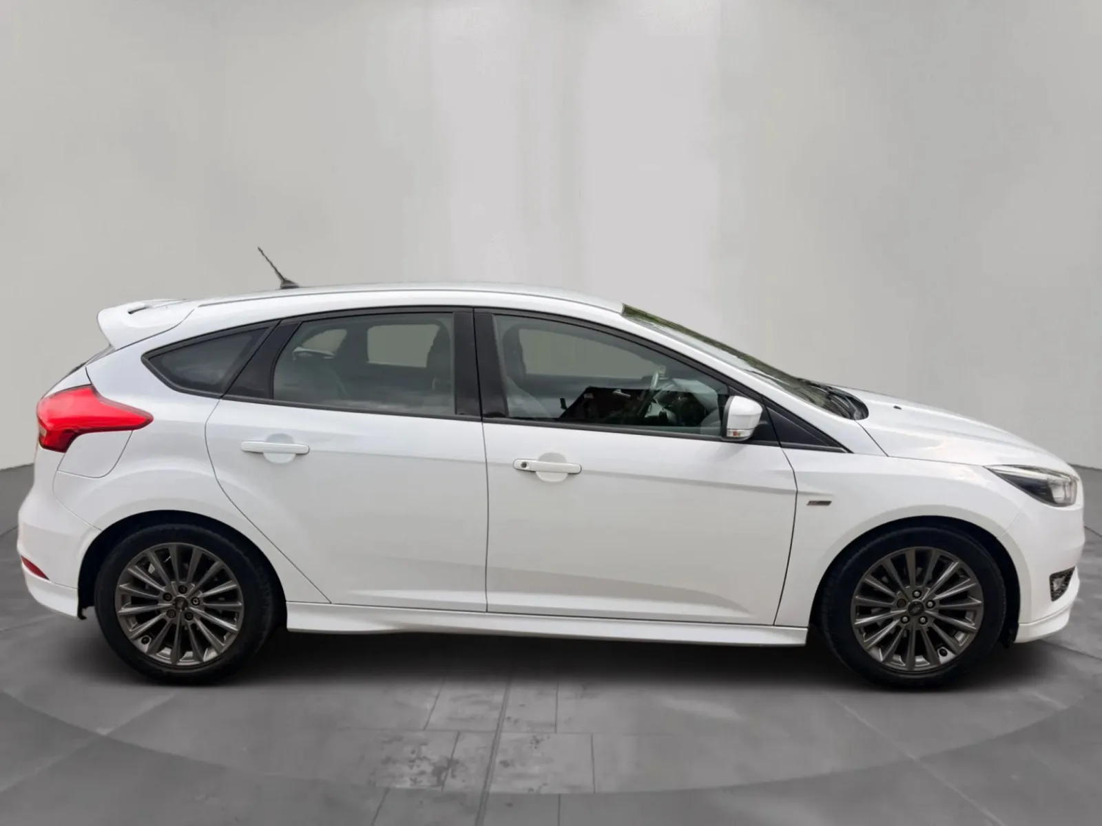 2017 Ford Focus 1.0T EcoBoost ST-Line photo 4